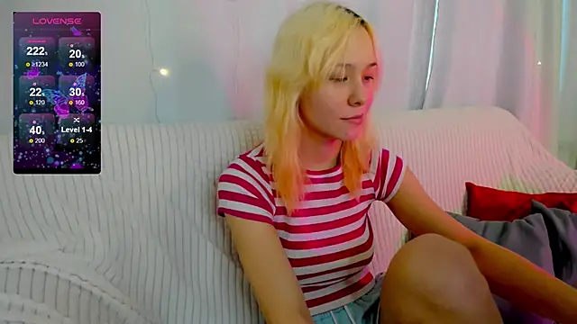 Snapshot of EmilyTrase chatting on March 2, 5:19 am EmilyTrase online show from March 2, 5:19 am