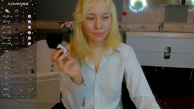 Snapshot of EmilyTrase chatting on March 21, 1:10 am EmilyTrase online show from March 21, 1:10 am