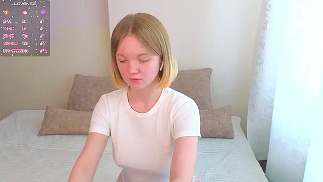 Snapshot of StellaBunny chatting on March 2, 11:06 am StellaBunny online show from March 2, 11:06 am