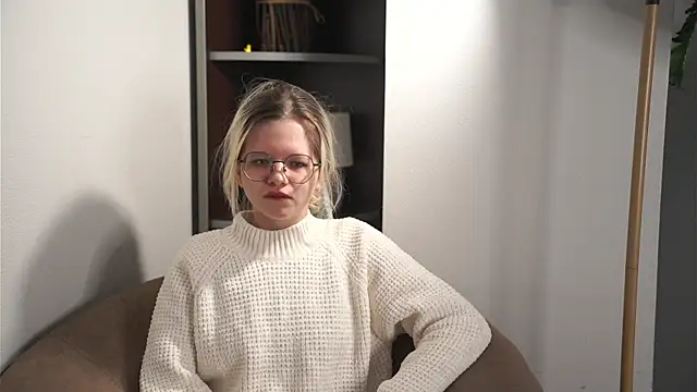 JuleeAndrea online show from February 10, 5:00 am