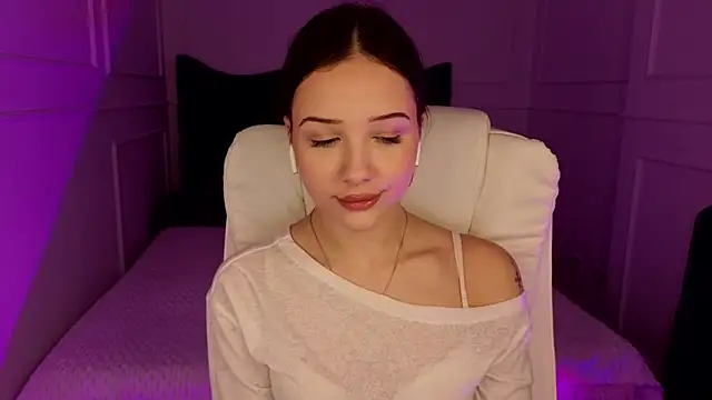 baby brunettee  online show from March 28, 1:22 pm