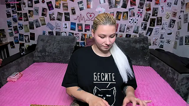 Snapshot of x_Ulya1cutex chatting on May 3, 4:02 pm x Ulya1cutex online show from May 3, 4:02 pm