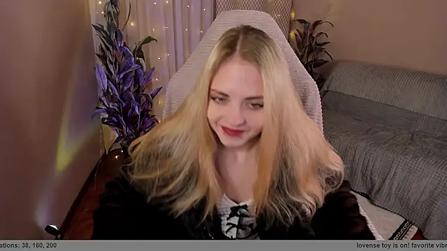 Snapshot of Astralil_ chatting on May 13, 1:36 am Astralil online show from May 13, 1:36 am