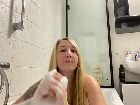 Snapshot of Ninimaus chatting on February 16, 7:21 pm Ninimaus online show from February 16, 7:21 pm