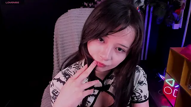 May Ling online show from July 4, 12:00 pm