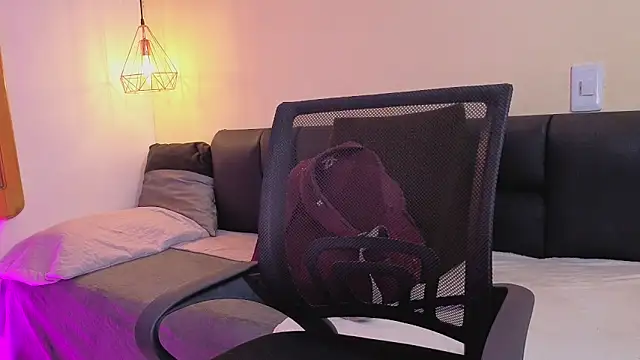 Hanna Williams   online show from March 27, 8:30 pm