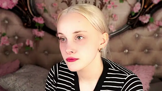 Snapshot of KirstinMcgeady chatting on March 18, 11:35 am KirstinMcgeady online show from March 18, 11:35 am