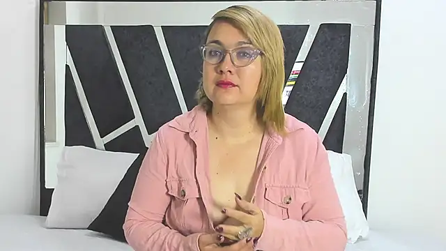 Snapshot of DariaLuca chatting on March 21, 11:37 am DariaLuca online show from March 21, 11:37 am