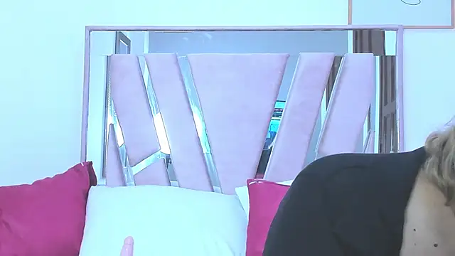 Snapshot of DariaLuca chatting on March 27, 11:43 am DariaLuca online show from March 27, 11:43 am