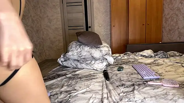 yourselenas online show from April 5, 4:15 pm