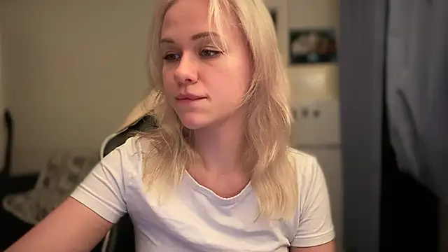 Snapshot of Leylia_Lily chatting on April 1, 7:55 pm Leylia Lily online show from April 1, 7:55 pm