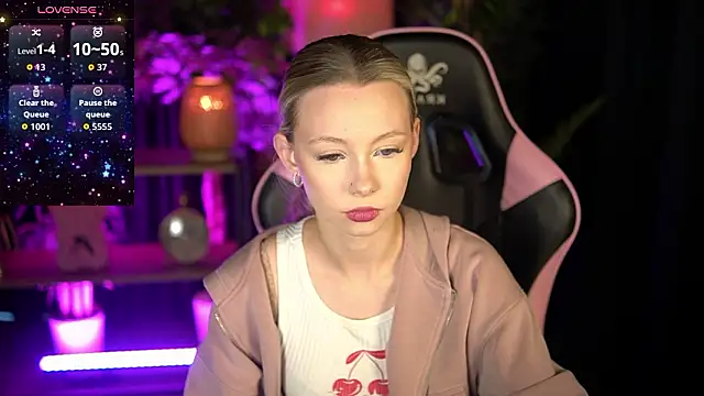 Snapshot of SweetDaisy_me chatting on March 8, 8:07 am SweetDaisy me online show from March 8, 8:07 am