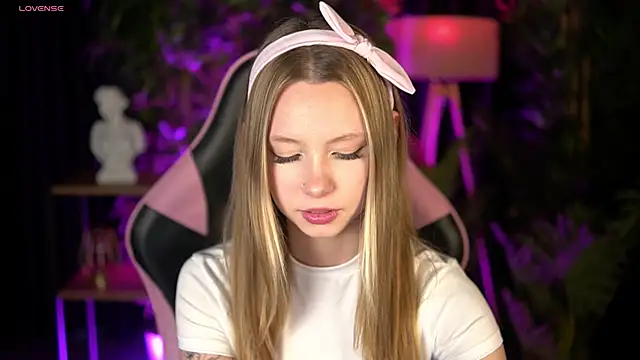 Snapshot of SweetDaisy_me chatting on March 11, 4:24 pm SweetDaisy me online show from March 11, 4:24 pm