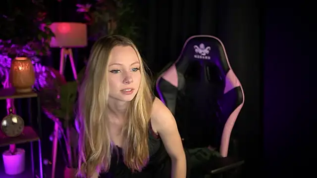 Snapshot of SweetDaisy_me chatting on March 17, 4:10 pm SweetDaisy me online show from March 17, 4:10 pm