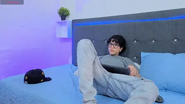 Snapshot of Ale_cuzz chatting on February 14, 2:03 pm Ale cuzz online show from February 14, 2:03 pm