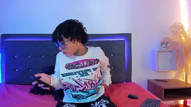 Snapshot of Ale_cuzz chatting on February 25, 3:32 pm Ale cuzz online show from February 25, 3:32 pm