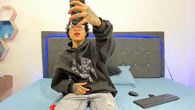 Snapshot of Ale_cuzz chatting on March 6, 3:41 pm Ale cuzz online show from March 6, 3:41 pm