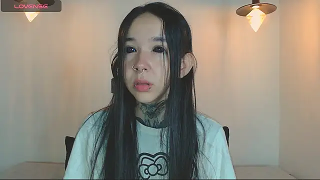 Snapshot of alien_eyes09 chatting on March 15, 1:33 am alien eyes09 online show from March 15, 1:33 am