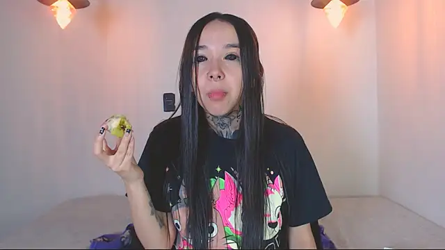 Snapshot of alien_eyes09 chatting on March 30, 2:01 am alien eyes09 online show from March 30, 2:01 am