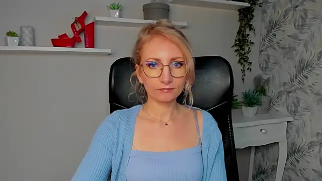 CinderellaMoon online show from March 16, 6:28 am