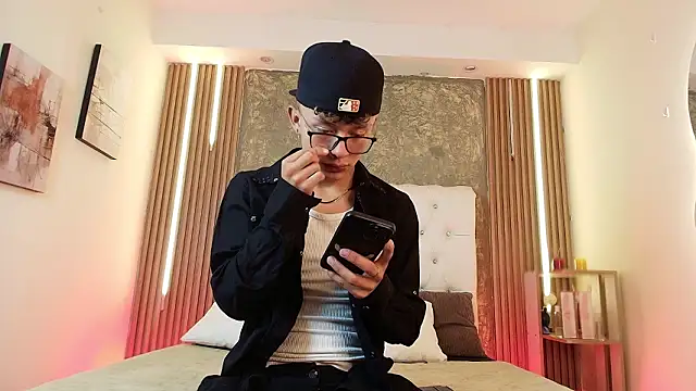 Snapshot of Dark_Nico chatting on March 19, 3:43 am Dark Nico online show from March 19, 3:43 am