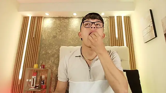 Snapshot of Dark_Nico chatting on March 25, 3:34 am Dark Nico online show from March 25, 3:34 am