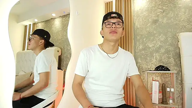 Snapshot of Dark_Nico chatting on March 28, 3:39 am Dark Nico online show from March 28, 3:39 am