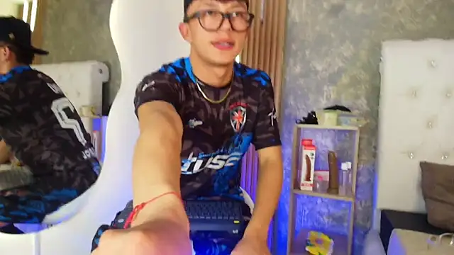 Snapshot of Dark_Nico chatting on March 31, 3:52 am Dark Nico online show from March 31, 3:52 am