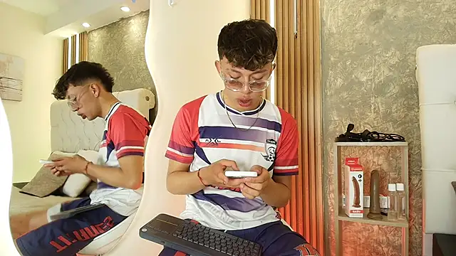 Snapshot of Dark_Nico chatting on April 1, 3:40 am Dark Nico online show from April 1, 3:40 am