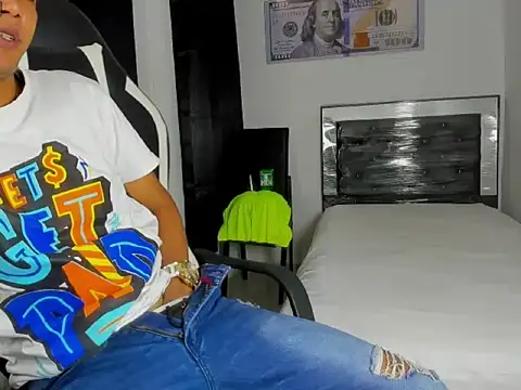 Snapshot of badboy_master chatting on March 7, 2:08 am badboy master online show from March 7, 2:08 am