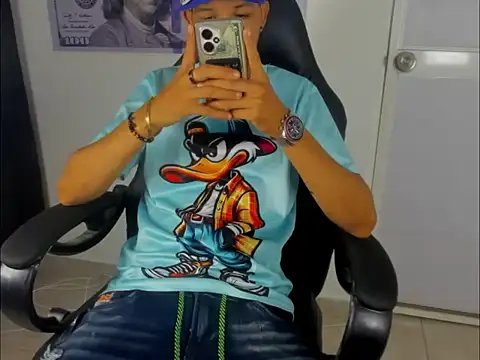 Snapshot of badboy_master chatting on March 15, 5:46 am badboy master online show from March 15, 5:46 am