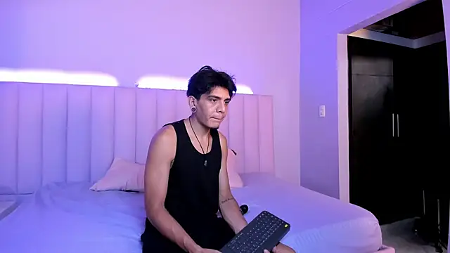 abrilandjulian online show from July 4, 7:42 pm