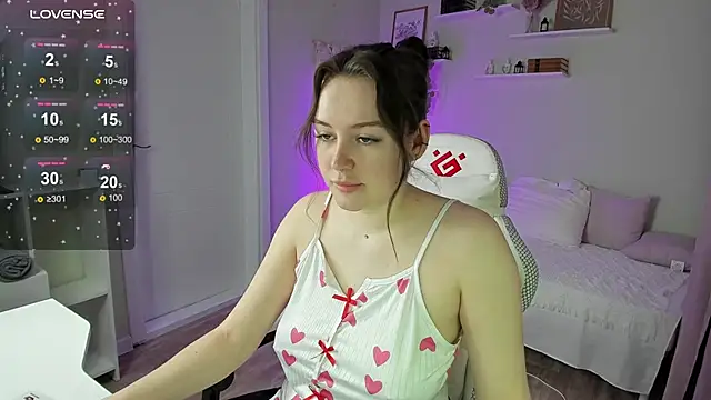 Snapshot of Laura_CollinsS chatting on April 10, 12:38 am Laura CollinsS online show from April 10, 12:38 am