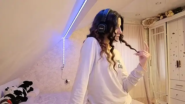 Blissmissataeses online show from March 22, 12:30 pm