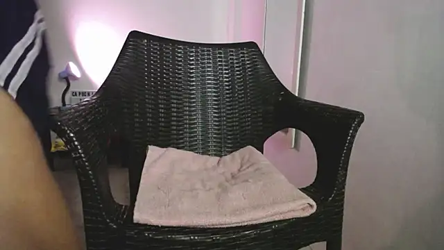 Snapshot of Luuu19 chatting on February 15, 7:51 am Luuu19 online show from February 15, 7:51 am