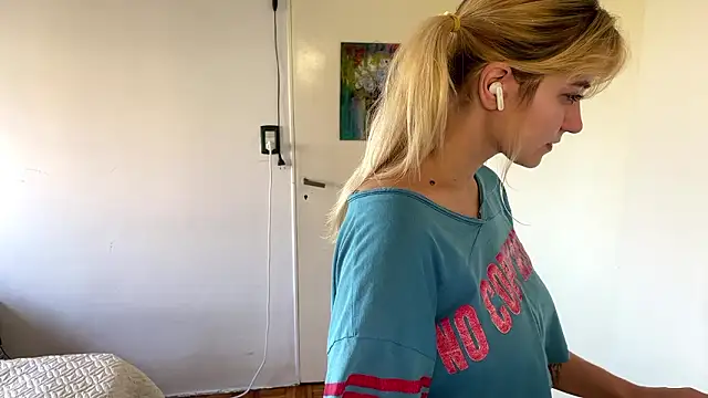 Sophiasnarl online show from March 7, 8:50 pm