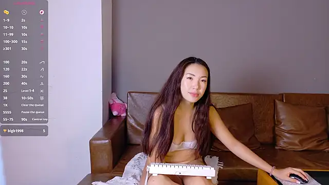 Snapshot of queenxbae chatting on March 9, 9:24 am queenxbae online show from March 9, 9:24 am