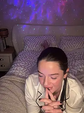 Snapshot of Maisierose chatting on February 15, 12:51 am Maisierose online show from February 15, 12:51 am