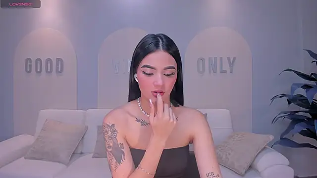 Snapshot of CarolineEvans_x chatting on March 11, 4:07 am CarolineEvans x online show from March 11, 4:07 am