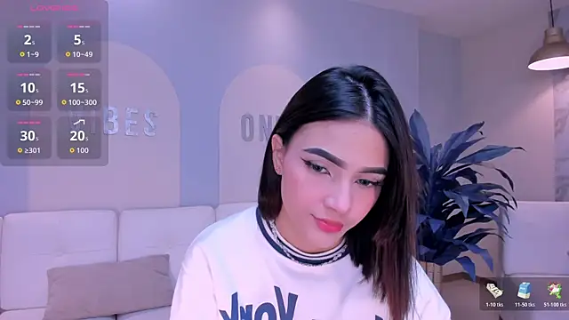 Snapshot of CarolineEvans_x chatting on March 13, 3:57 am CarolineEvans x online show from March 13, 3:57 am