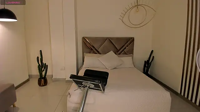 Snapshot of CarolineEvans_x chatting on March 18, 4:26 am CarolineEvans x online show from March 18, 4:26 am