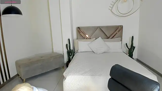 Snapshot of CarolineEvans_x chatting on March 19, 4:05 am CarolineEvans x online show from March 19, 4:05 am