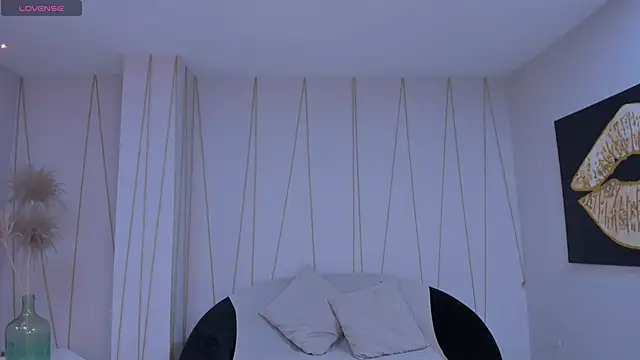 Snapshot of CarolineEvans_x chatting on March 28, 4:12 am CarolineEvans x online show from March 28, 4:12 am