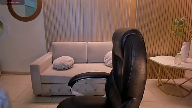 Snapshot of CarolineEvans_x chatting on March 30, 4:57 am CarolineEvans x online show from March 30, 4:57 am