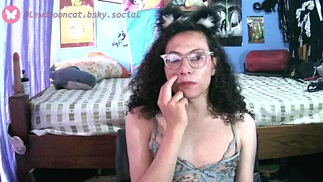 Snapshot of lewd_mooncat chatting on May 1, 10:36 pm lewd mooncat online show from May 1, 10:36 pm