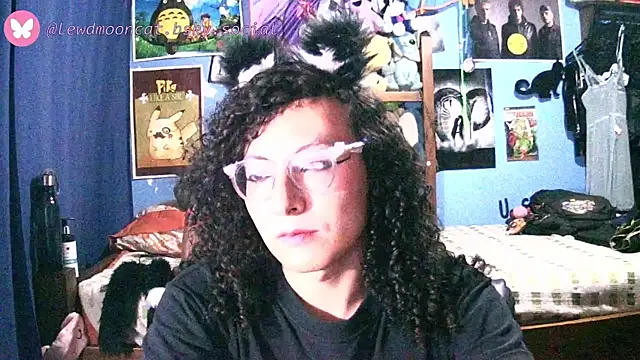 Snapshot of lewd_mooncat chatting on May 7, 11:21 pm lewd mooncat online show from May 7, 11:21 pm