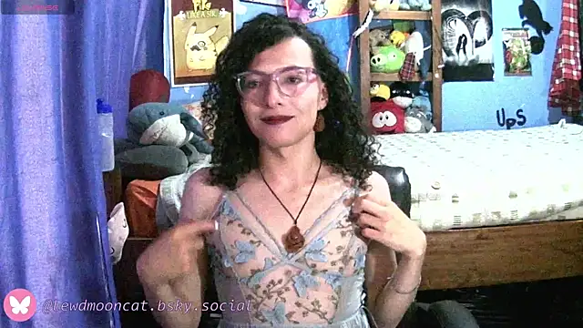 Snapshot of lewd_mooncat chatting on June 12, 10:41 pm lewd mooncat online show from June 12, 10:41 pm