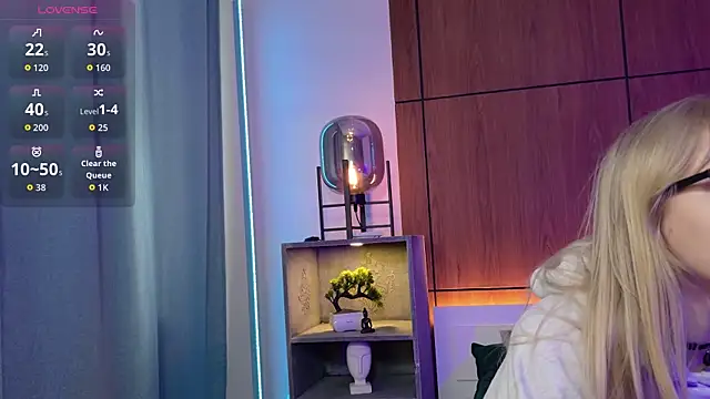 Snapshot of MoliQin chatting on March 28, 7:52 am MoliQin online show from March 28, 7:52 am