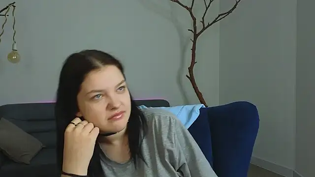 DeliaEffy online show from March 25, 1:06 pm