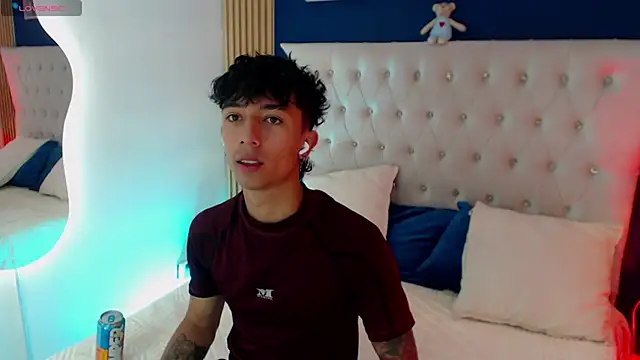 Aiden Rivers  online show from March 28, 12:49 pm